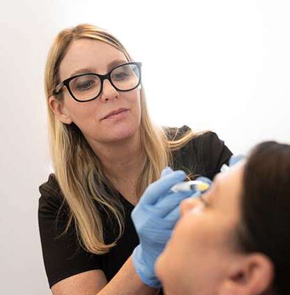 Dr. Rachel Quinby-Graves performing an anti-aging injection at magnolia dermatology